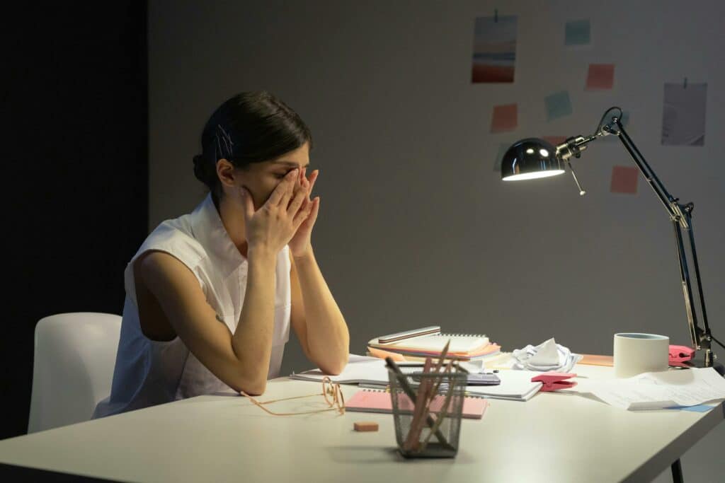Une personne épuisée au travail